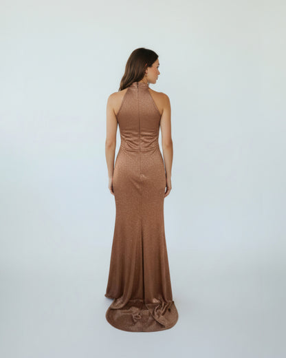 Ein auffälliges, bodenlanges Abendkleid aus funkelndem Glitzerstoff. - E261