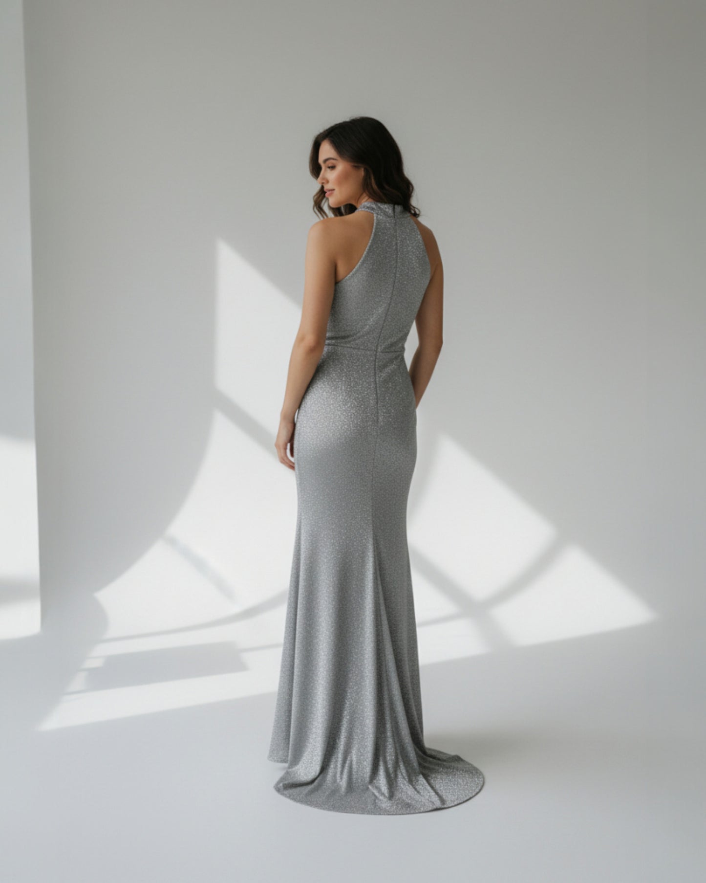 Ein auffälliges, bodenlanges Abendkleid aus funkelndem Glitzerstoff. - E261