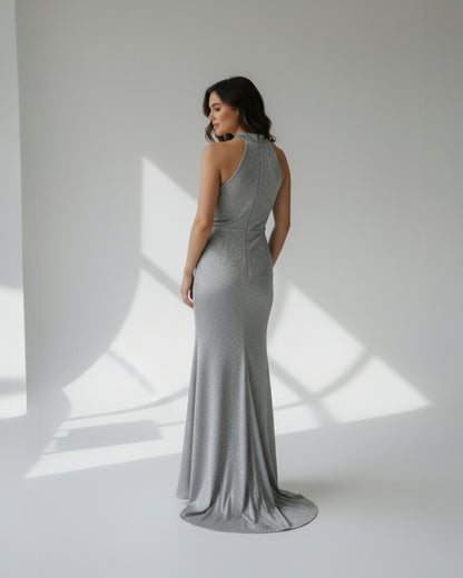 Ein auffälliges, bodenlanges Abendkleid aus funkelndem Glitzerstoff. - E261