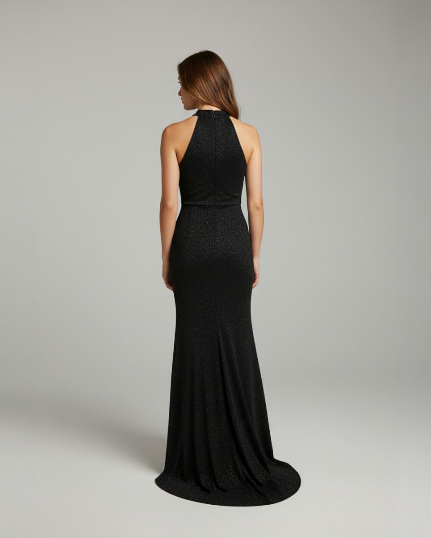 Ein auffälliges, bodenlanges Abendkleid aus funkelndem Glitzerstoff. - E261