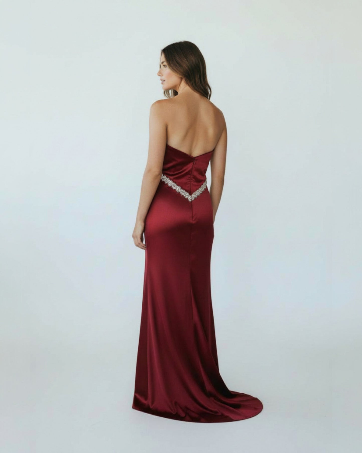 Ein dramatisches, bodenlanges Abendkleid aus glänzendem Stoff. - E262