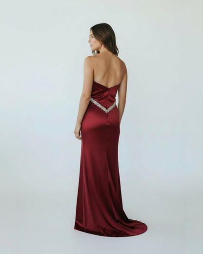 Ein dramatisches, bodenlanges Abendkleid aus glänzendem Stoff. - E262