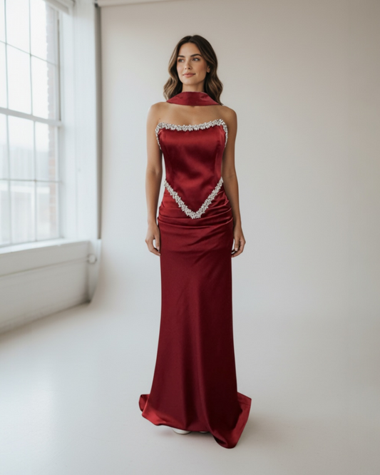 Ein dramatisches, bodenlanges Abendkleid aus glänzendem Stoff. - E262