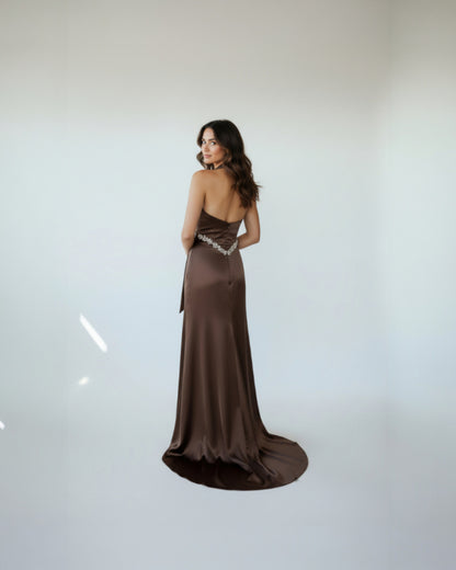 Ein dramatisches, bodenlanges Abendkleid aus glänzendem Stoff. - E262