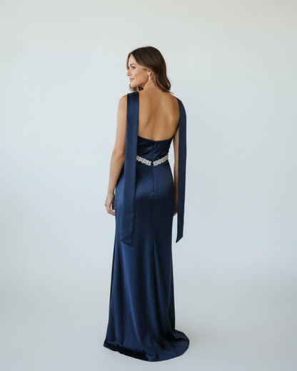 Ein dramatisches, bodenlanges Abendkleid aus glänzendem Stoff. - E262