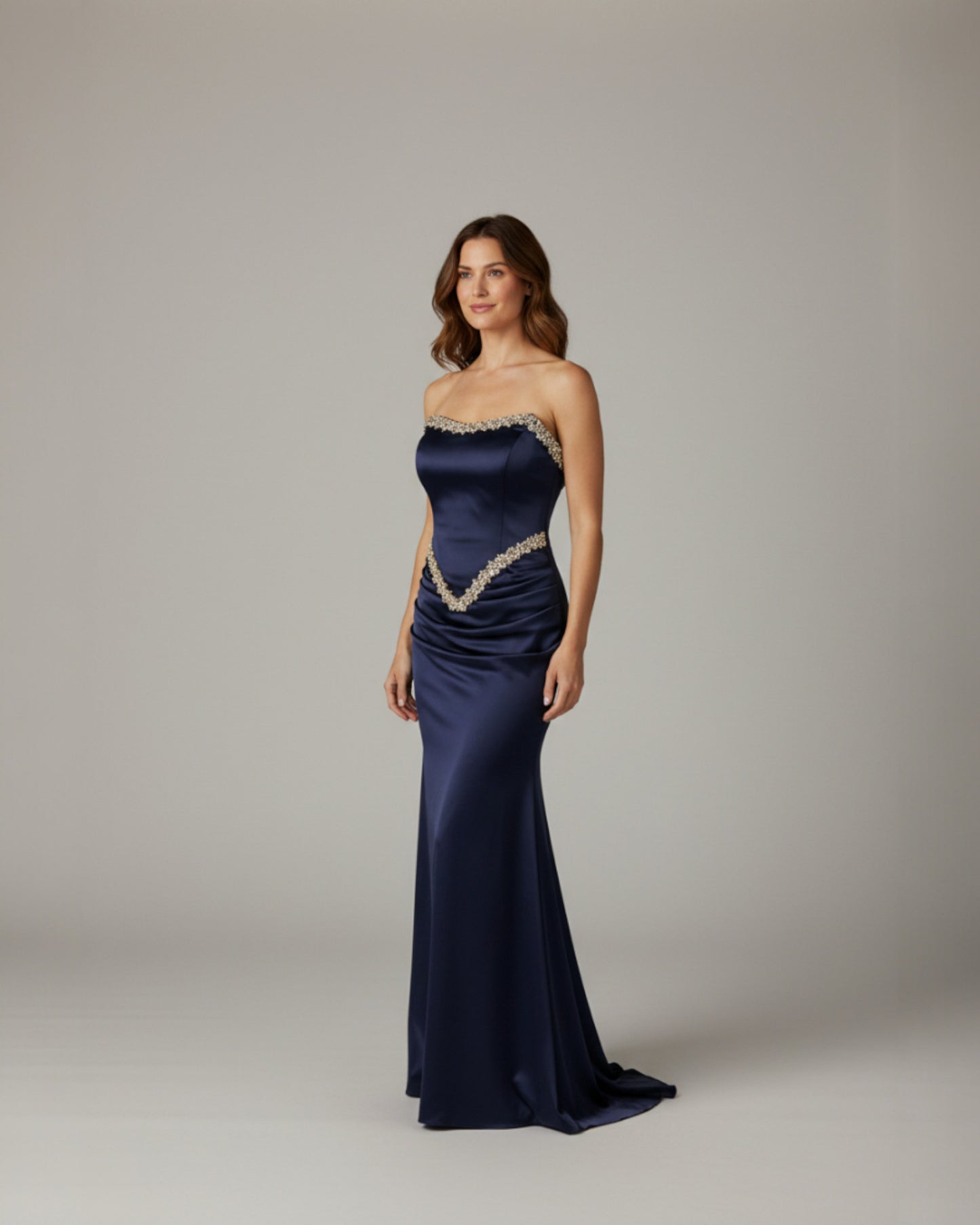 Ein dramatisches, bodenlanges Abendkleid aus glänzendem Stoff. - E262