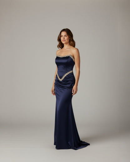 Ein dramatisches, bodenlanges Abendkleid aus glänzendem Stoff. - E262