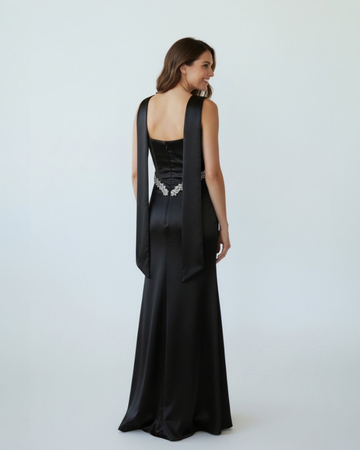 Ein dramatisches, bodenlanges Abendkleid aus glänzendem Stoff. - E262