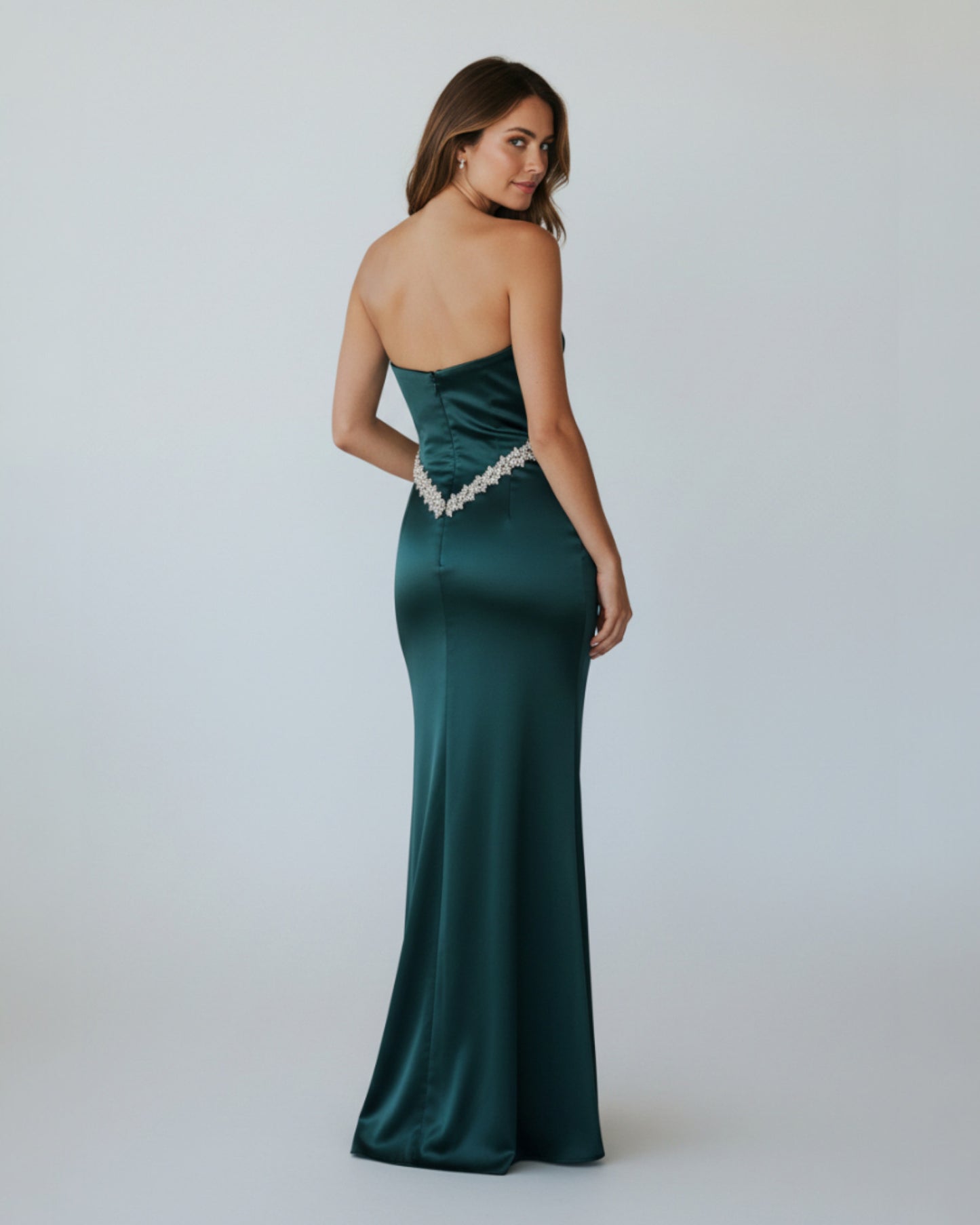 Ein dramatisches, bodenlanges Abendkleid aus glänzendem Stoff. - E262