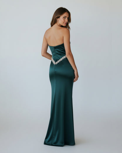 Ein dramatisches, bodenlanges Abendkleid aus glänzendem Stoff. - E262