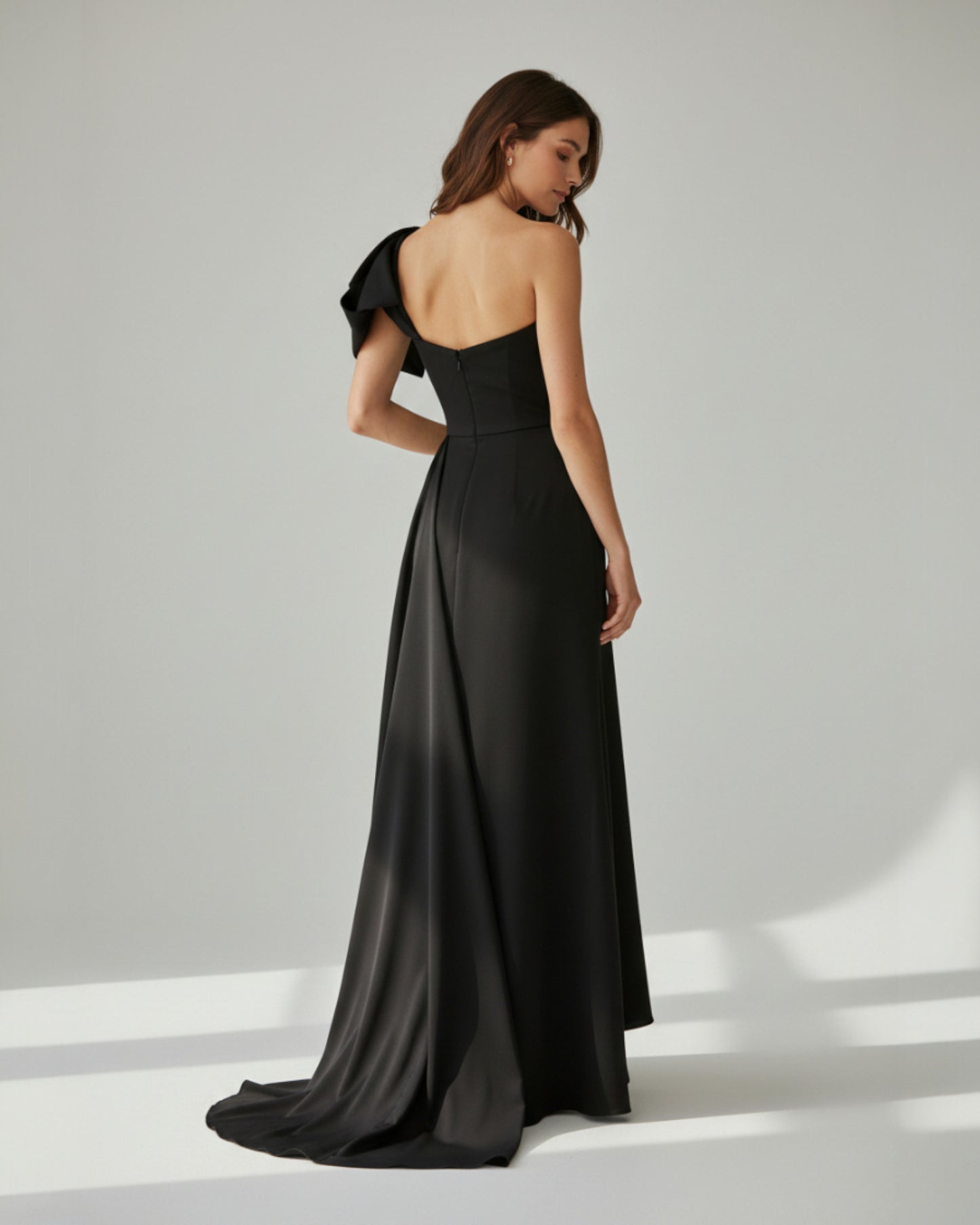 Ein dramatisches, bodenlanges Abendkleid mit einem modernen One-Shoulder-Design. - E263