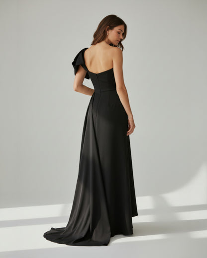 Ein dramatisches, bodenlanges Abendkleid mit einem modernen One-Shoulder-Design. - E263