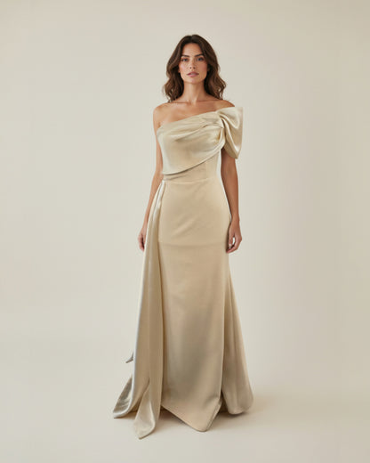 Ein dramatisches, bodenlanges Abendkleid mit einem modernen One-Shoulder-Design. - E263