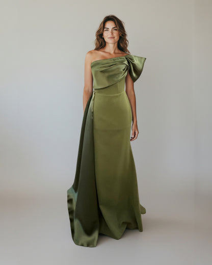 Ein dramatisches, bodenlanges Abendkleid mit einem modernen One-Shoulder-Design. - E263