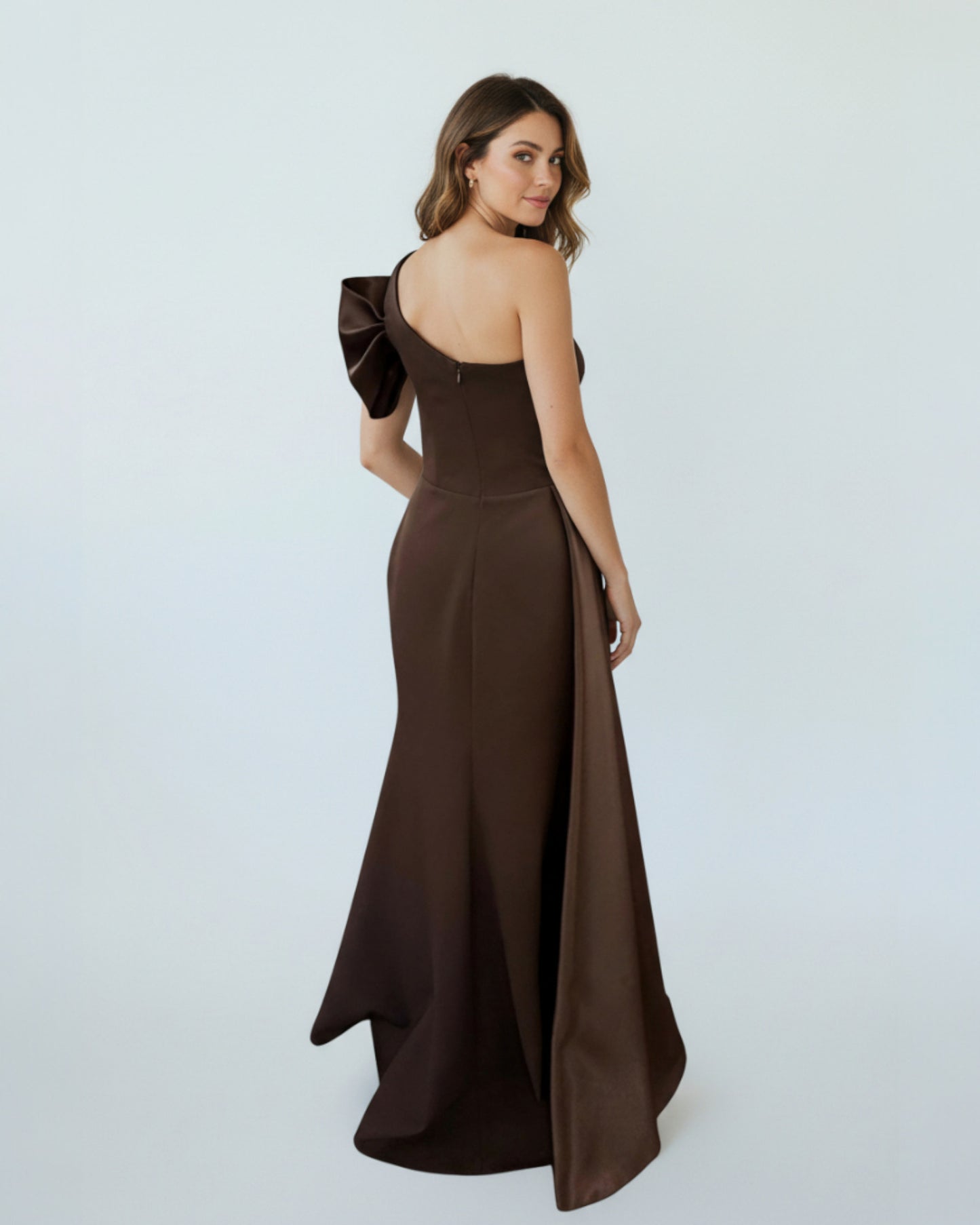 Ein dramatisches, bodenlanges Abendkleid mit einem modernen One-Shoulder-Design. - E263