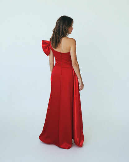 Ein dramatisches, bodenlanges Abendkleid mit einem modernen One-Shoulder-Design. - E263