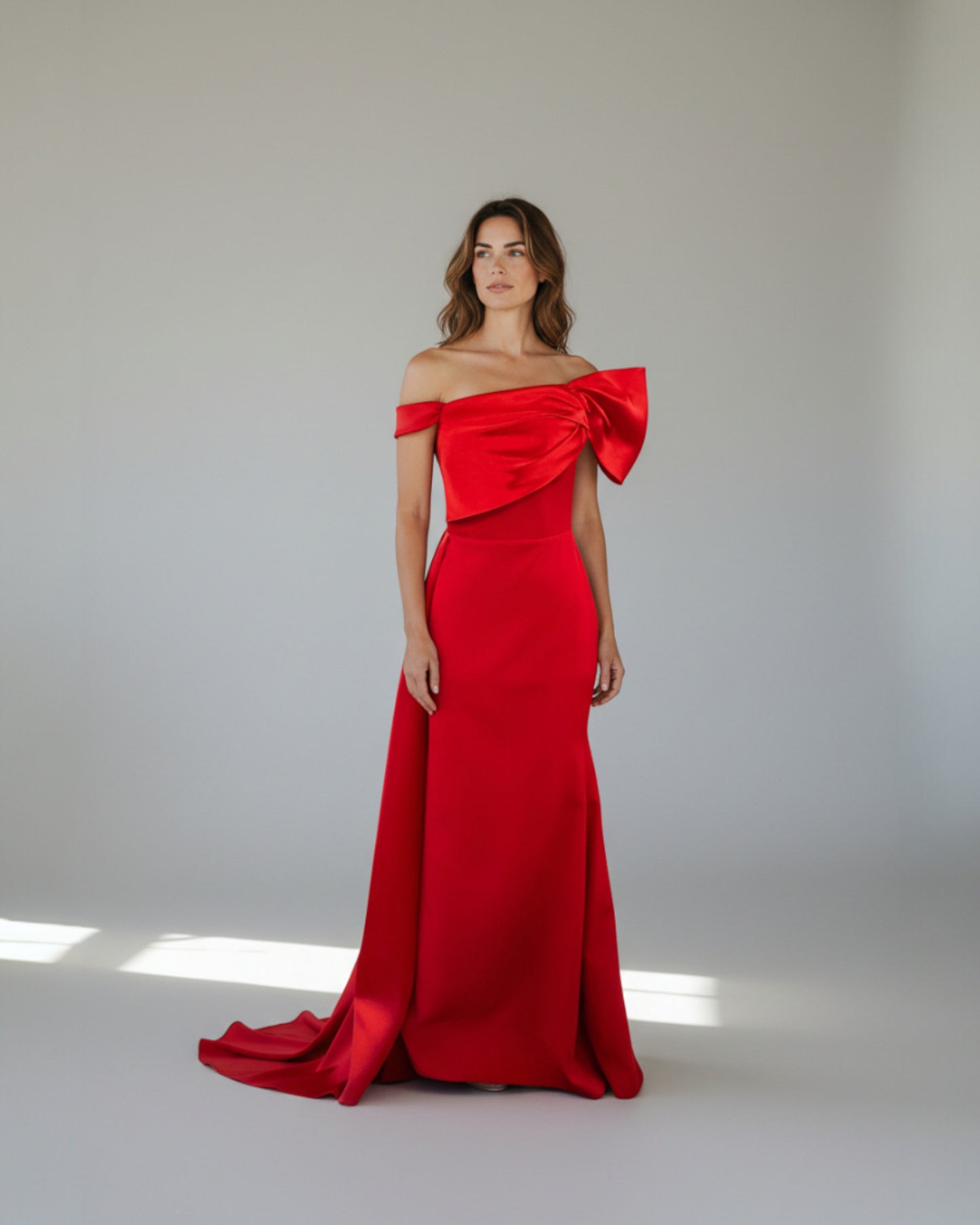 Ein dramatisches, bodenlanges Abendkleid mit einem modernen One-Shoulder-Design. - E263