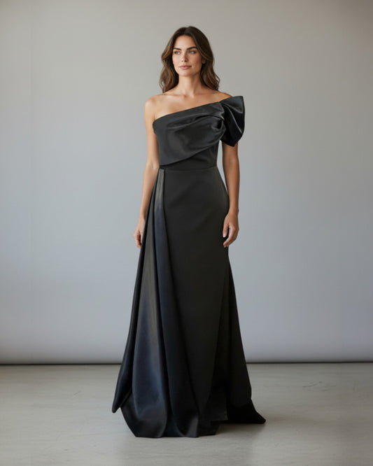 Ein dramatisches, bodenlanges Abendkleid mit einem modernen One-Shoulder-Design. - E263