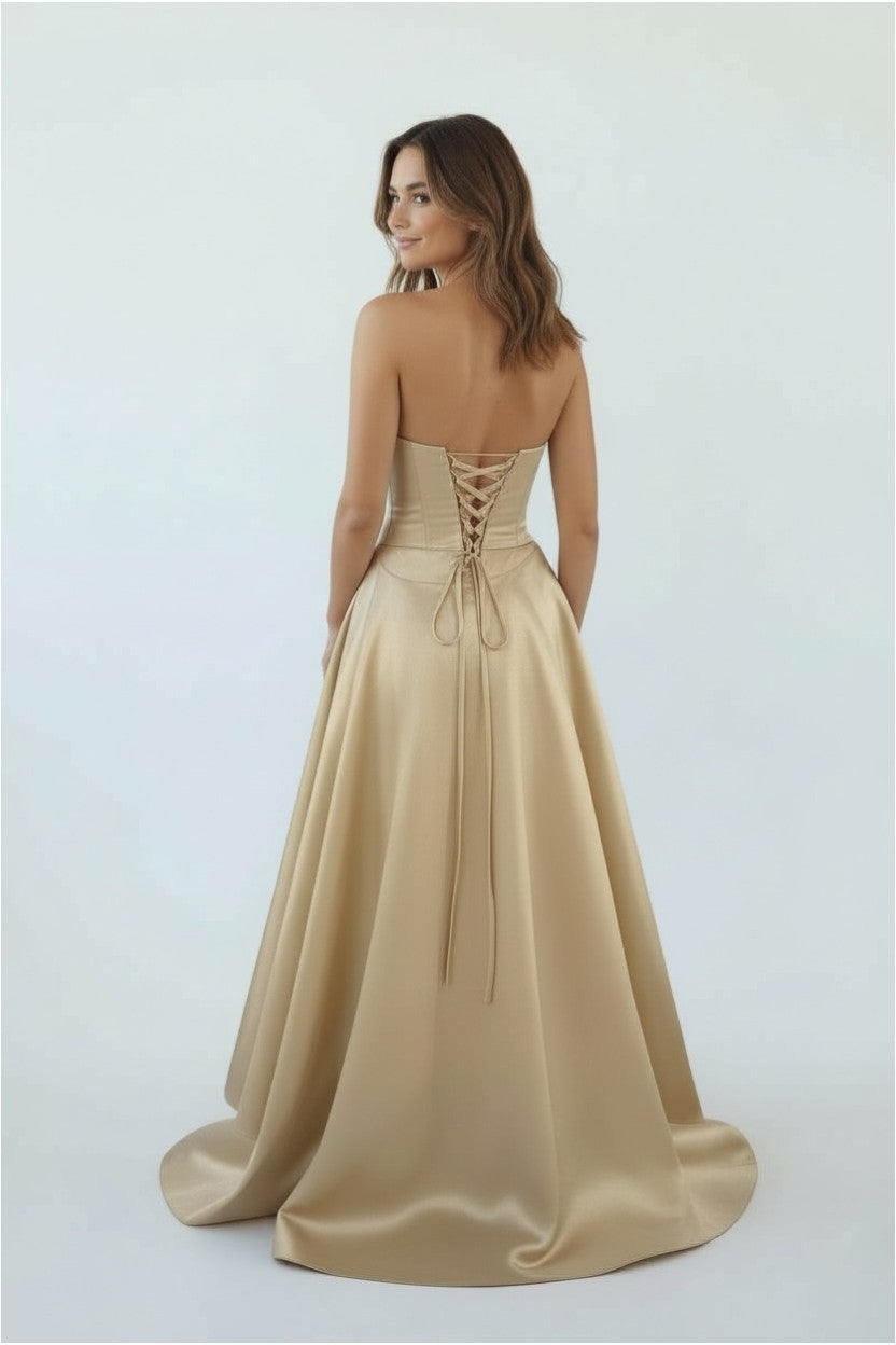 Trägerloses Ballkleid mit voluminösem Rock - E265