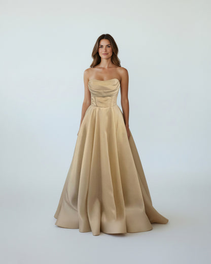 Trägerloses Ballkleid mit voluminösem Rock - E265