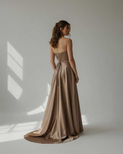 Trägerloses Ballkleid mit voluminösem Rock - E265