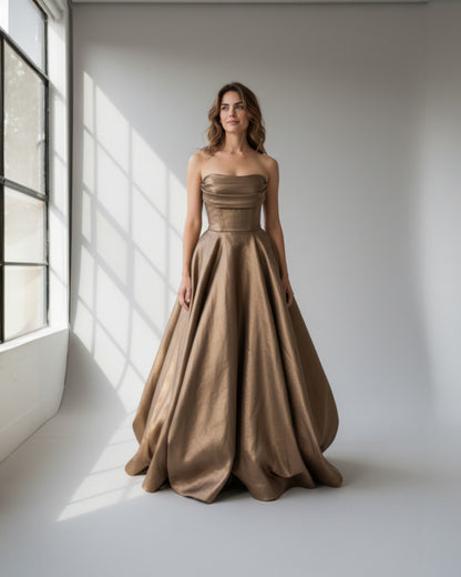 Trägerloses Ballkleid mit voluminösem Rock - E265