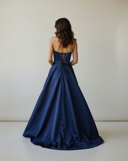 Trägerloses Ballkleid mit voluminösem Rock - E265