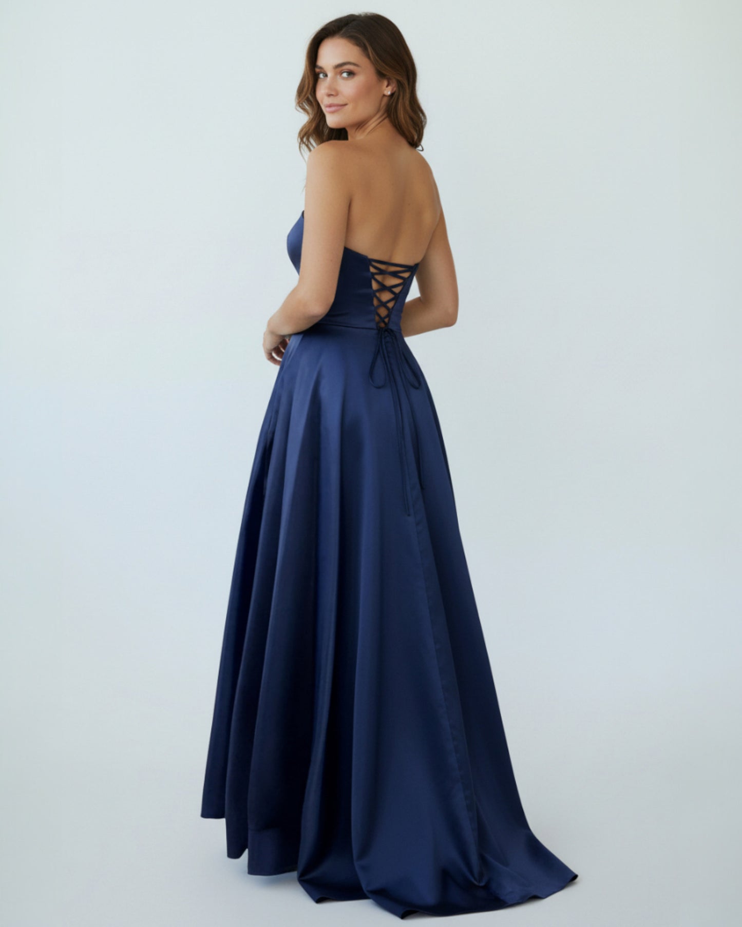 Trägerloses Ballkleid mit voluminösem Rock - E265