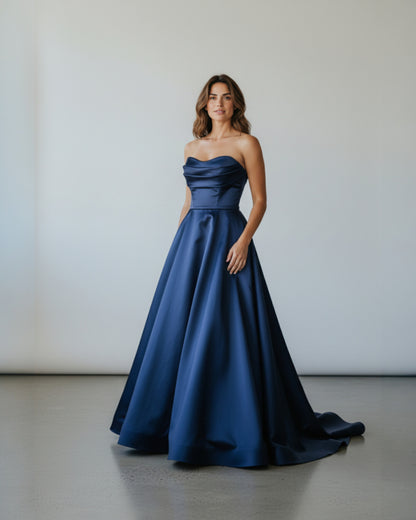 Trägerloses Ballkleid mit voluminösem Rock - E265