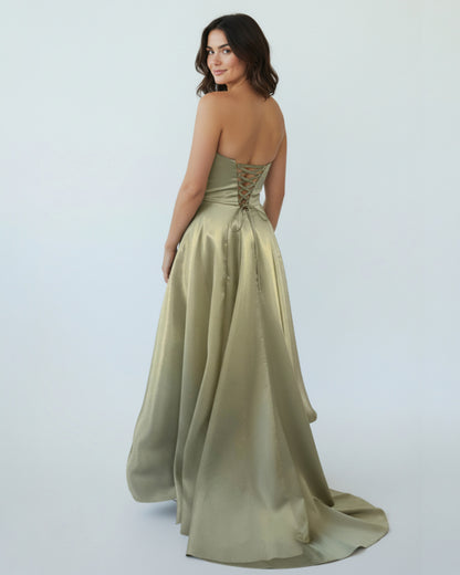 Trägerloses Ballkleid mit voluminösem Rock - E265