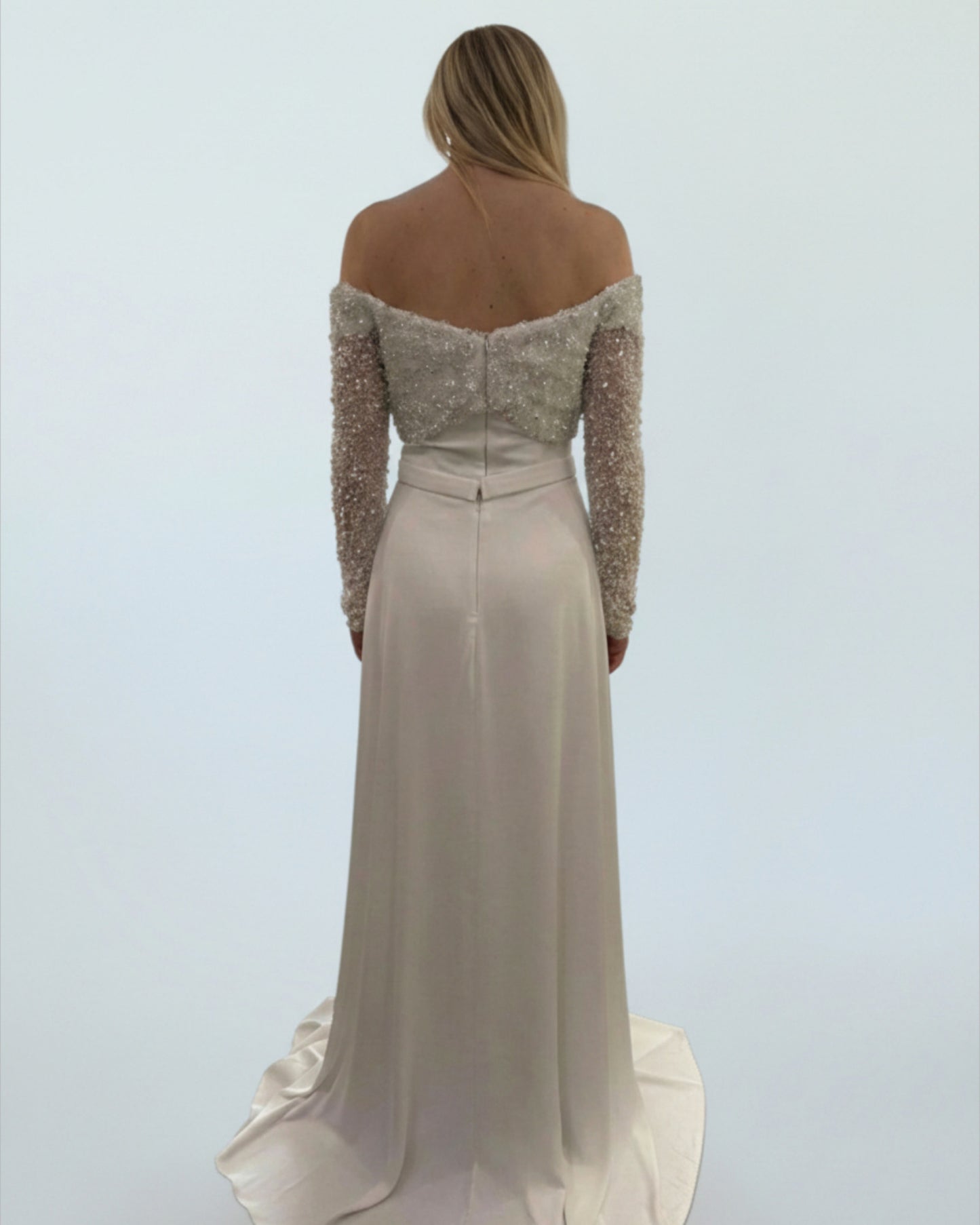 Schulterfreies Kleid mit Perlenbestickung - E270