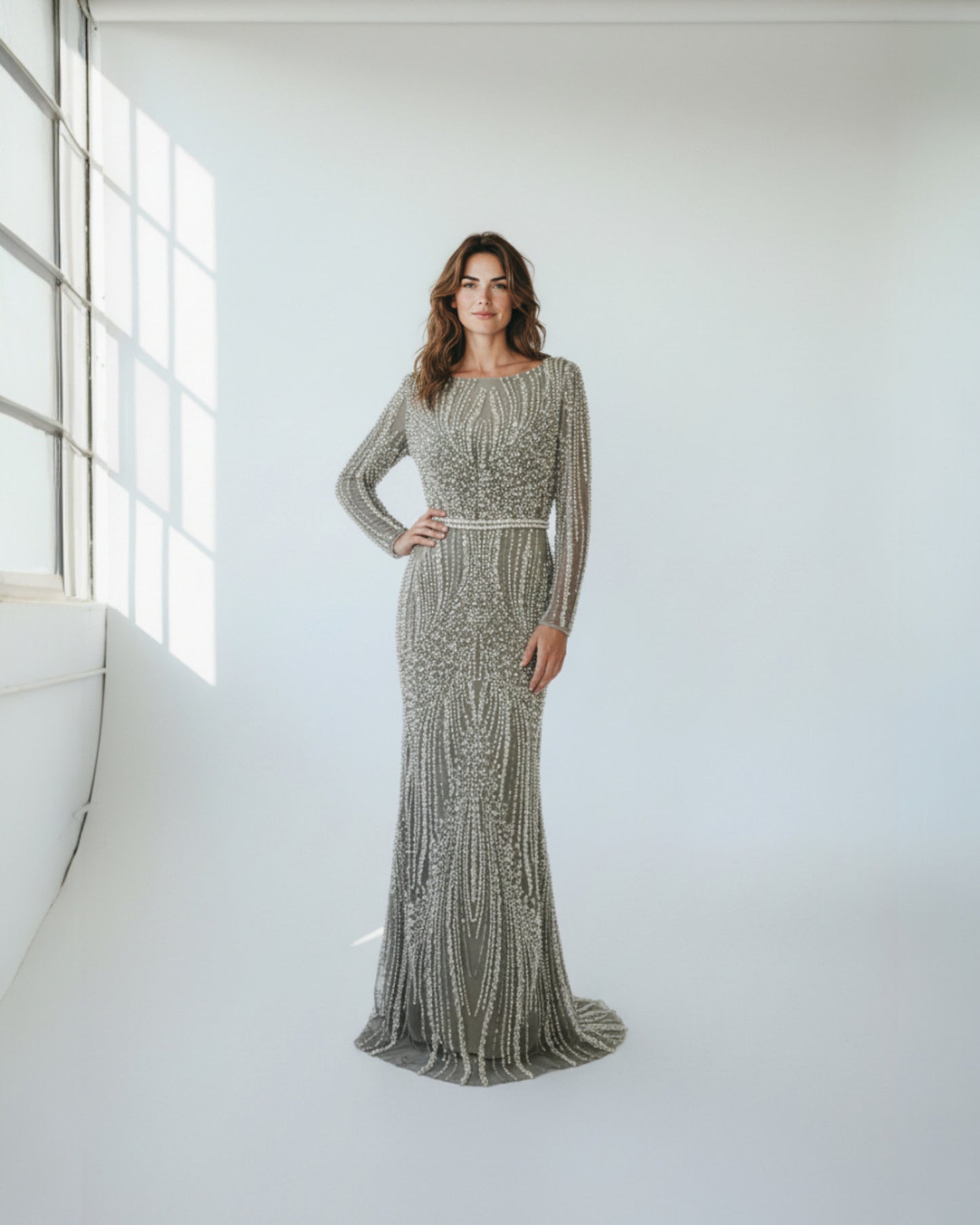 Langes Abendkleid mit U-Boot-Ausschnitt und Perlenbesatz - E272