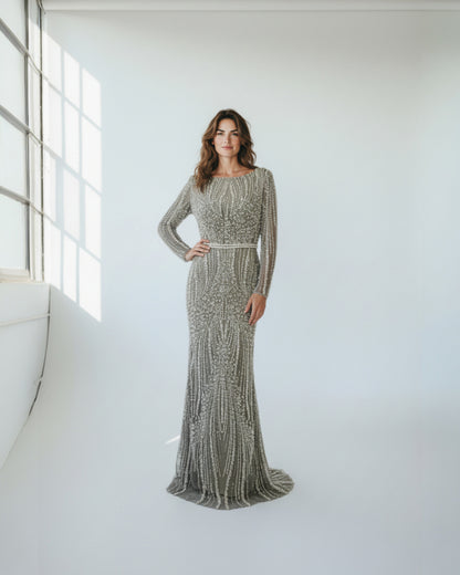 Langes Abendkleid mit U-Boot-Ausschnitt und Perlenbesatz - E272