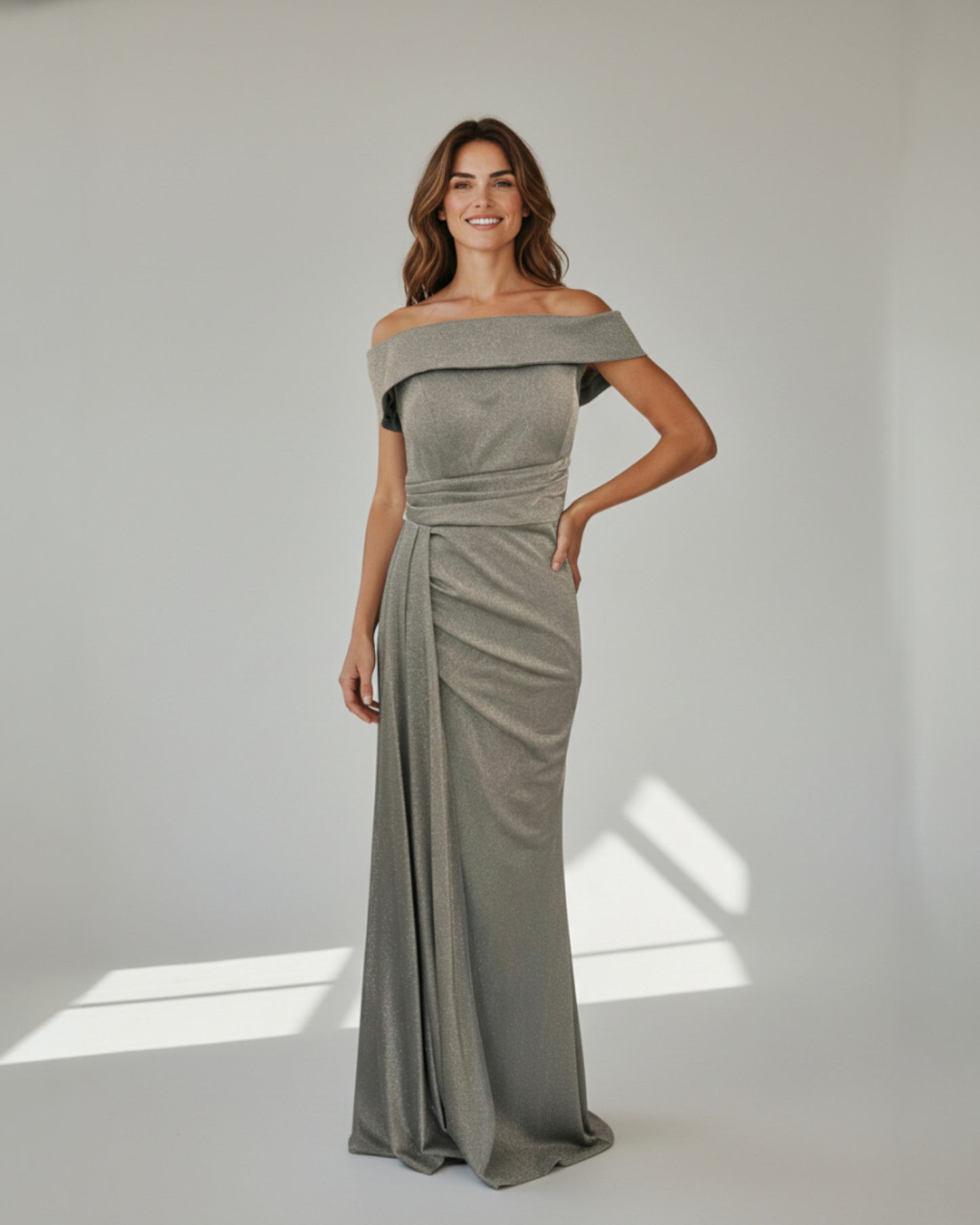 Glamouröses Off-Shoulder-Kleid mit Glitzerstoff und Raffung - E283