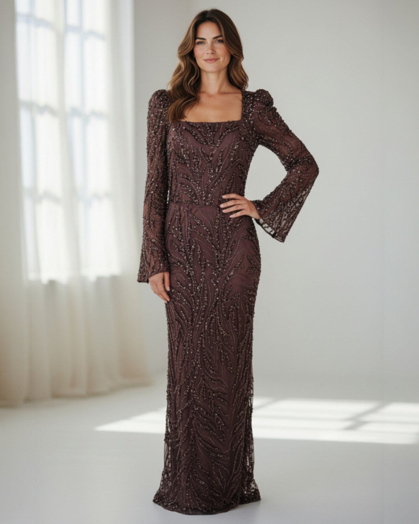 Langes Abendkleid mit Karee-Ausschnitt und Allover-Bestickung - E285