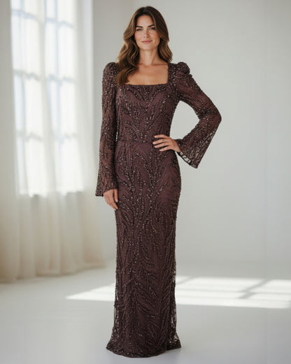 Langes Abendkleid mit Karee-Ausschnitt und Allover-Bestickung - E285