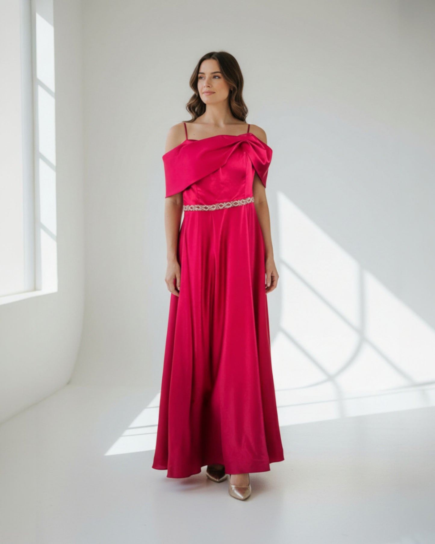 Elegantes Satin-Abendkleid mit Schulterfreiem Schnitt Beschreibung - E287