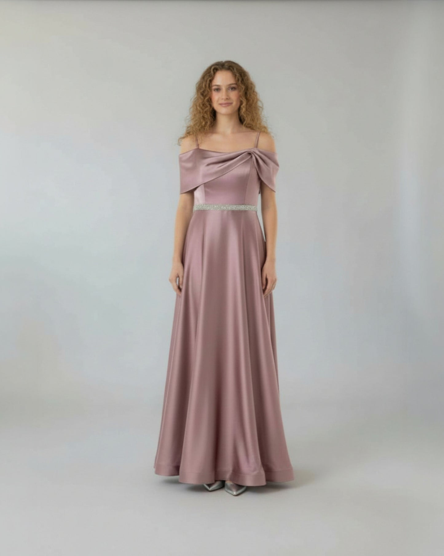 Elegantes Satin-Abendkleid mit Schulterfreiem Schnitt Beschreibung - E287