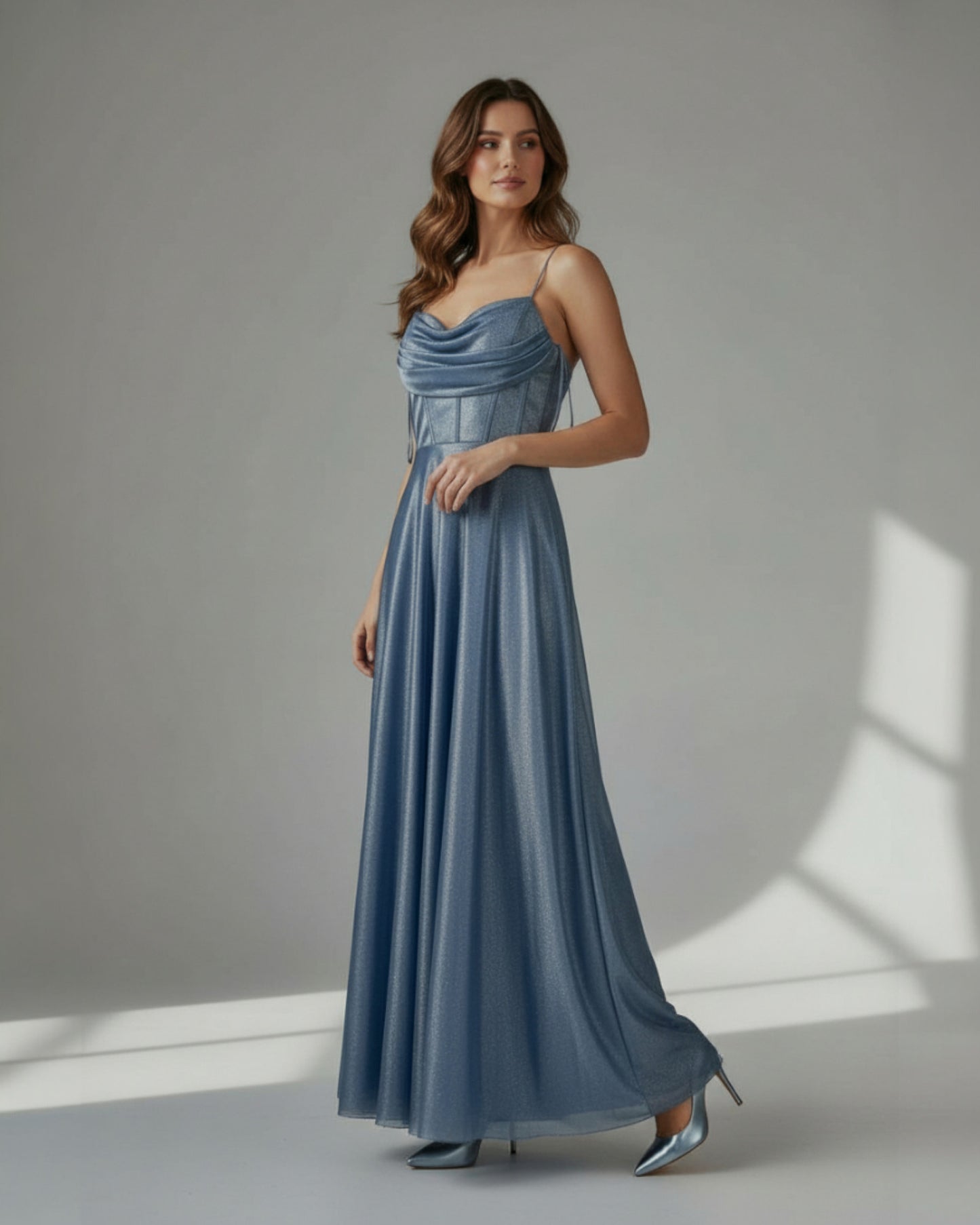 Glitzerndes Abendkleid mit Korsett-Detail E299