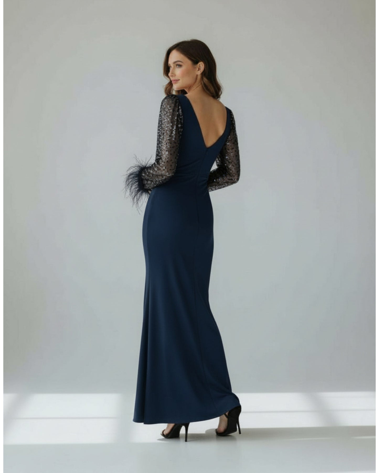 Abendkleid mit Pailletten-Ärmeln und Federbesatz - E303