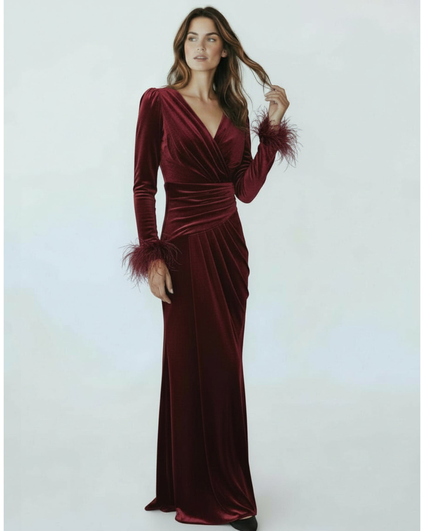 Drapiertes Samtkleid mit Federbesatz E307