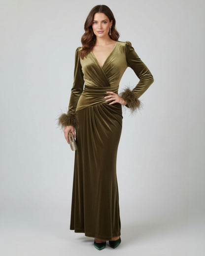 Drapiertes Samtkleid mit Federbesatz E307