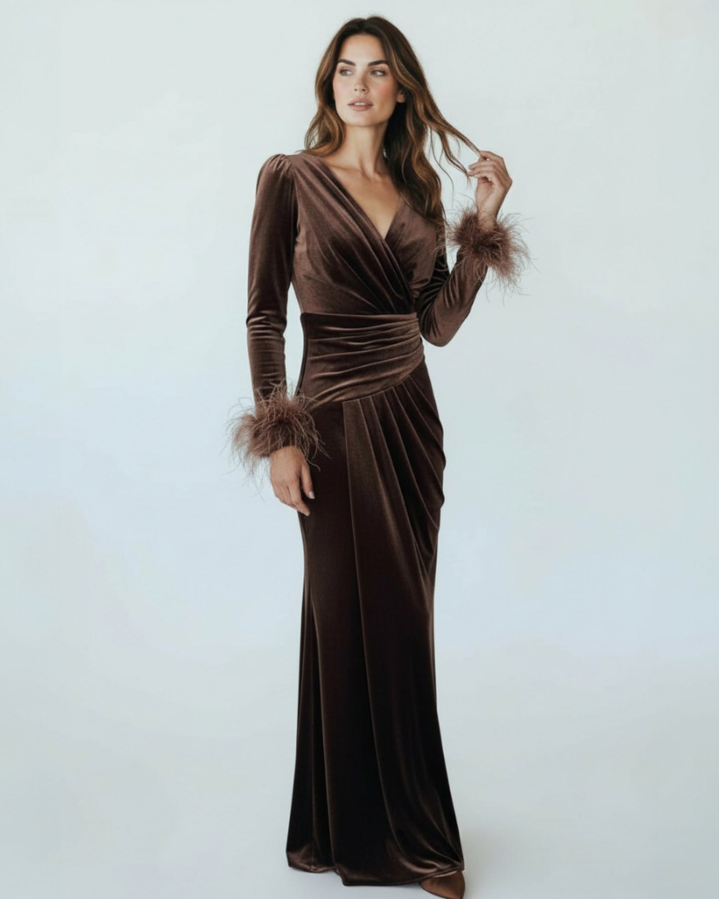 Drapiertes Samtkleid mit Federbesatz E307