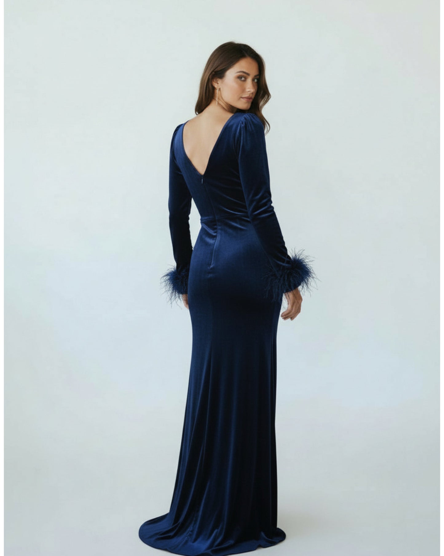 Drapiertes Samtkleid mit Federbesatz E307