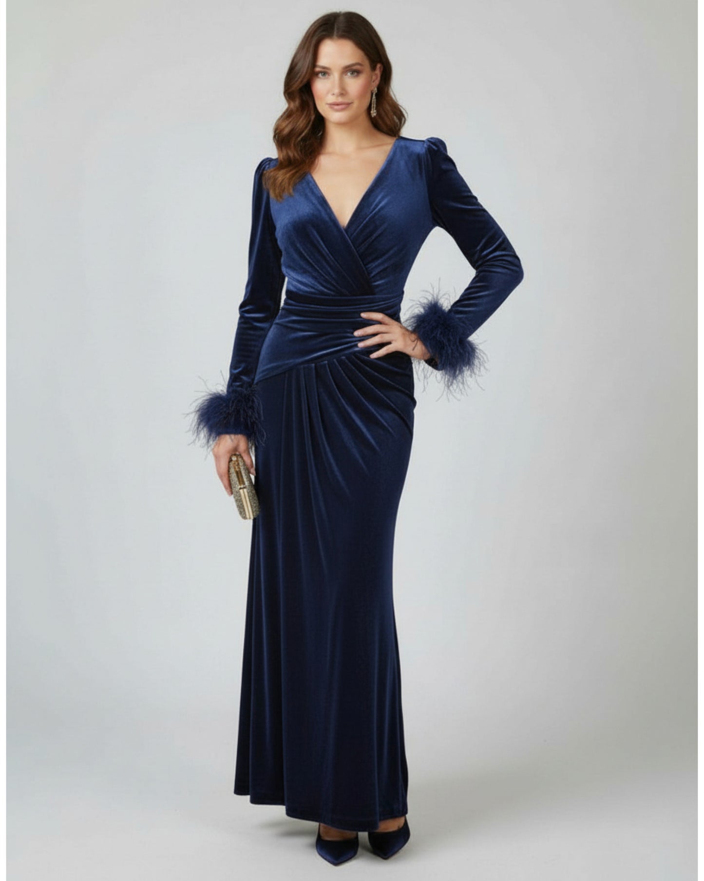 Drapiertes Samtkleid mit Federbesatz E307