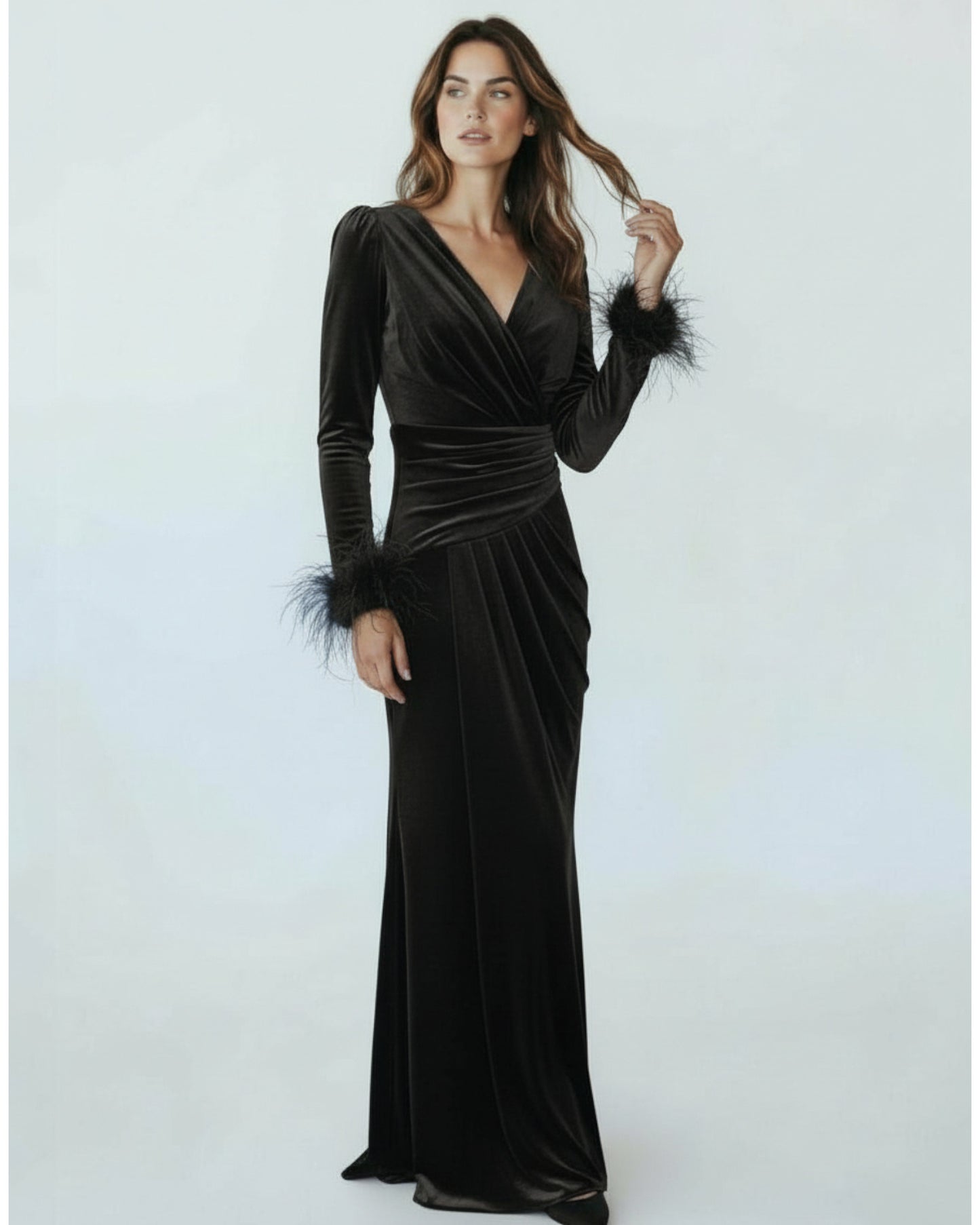 Drapiertes Samtkleid mit Federbesatz E307