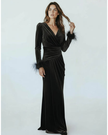 Drapiertes Samtkleid mit Federbesatz E307