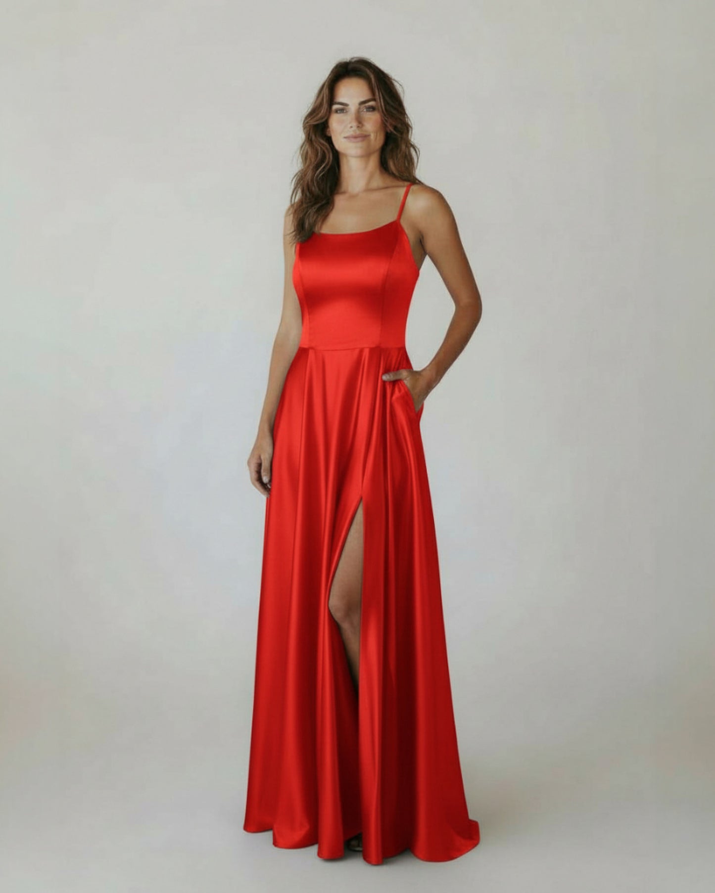 Elegantes Satin-Abendkleid mit Schlitz E310