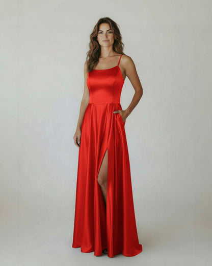 Elegantes Satin-Abendkleid mit Schlitz E310