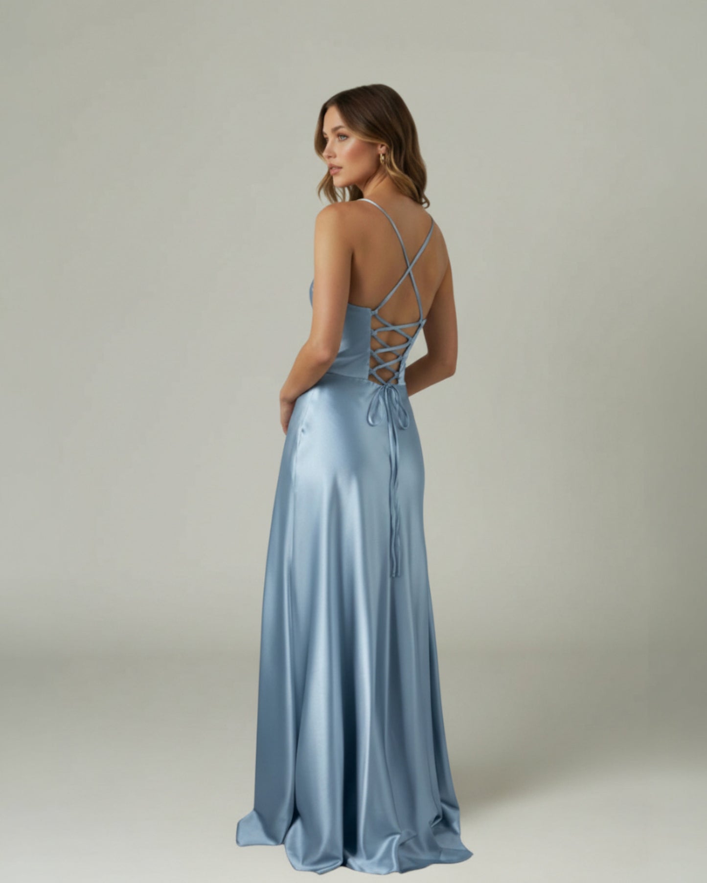 Elegantes Satin-Abendkleid mit Schlitz E310